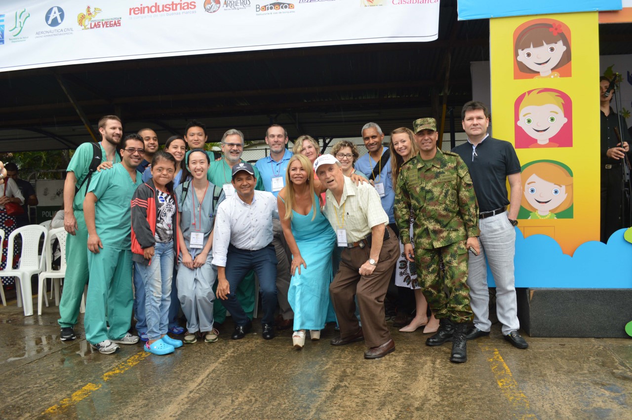 Los galenos en compañía de Ariel Rincón Machado, Presidente Ejecutivo de la Cámara de Comercio de Neiva; Miryam Hurtado de González, gestora social del departamento; Carlos Fajardo, codirector de la Jornada; Coronel Óscar Rodríguez, Comandante Novena Brigada y José Luis Rincón, Presidente Alcanos.